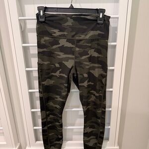 Athleta Ultimate Stash Pocket Camo 7/8 Tight Leggings